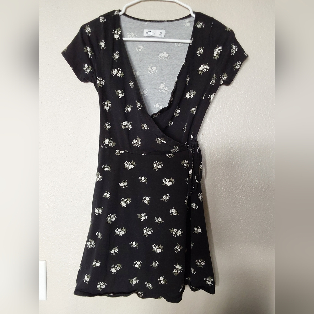 Hollister Dress, Women's Size Extra Small Black and White Floral Wrap Dress